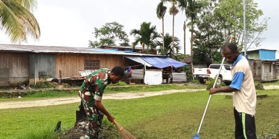 Wujud Pembinaan Wilayah, Babinsa Bantu Bersihkan Halaman Rumah Warganya