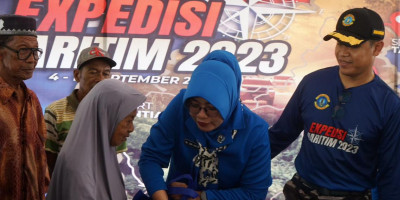 Tim Putih Ekspedisi Maritim TNI AL Gelar Bakti Sosial di Pagat Kalimantan