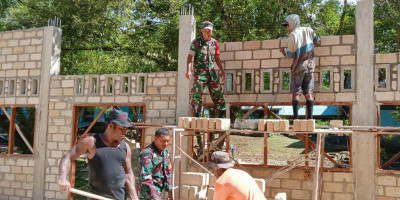 Percepatan Pembangunan, Babinsa Posramil Biak Timur Bantu Bangun Gedung Perpustakaan SMKN 1