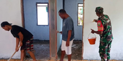 Selalu Ada Bersama Rakyat, Babinsa Bantu Cat Rumah Warga
