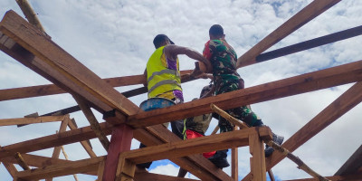 Tercipta Sinergitas TNI-Rakyat, Babinsa Biak Barat Karya Bakti Bantu Pembangunan Rumah Warga