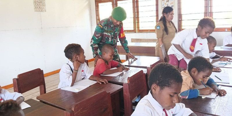 Pelajar di Distrik Jila Senang Diajar Babinsa