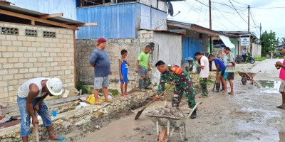 Peduli Wilayah Binaan, Babinsa Bantu Warga Bersihkan Lumpur di Jalan