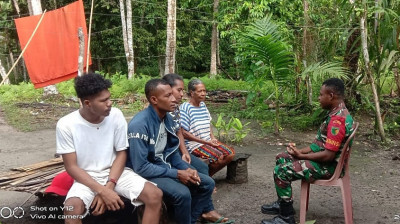  Babinsa Anjangsana ke Rumah Warga Kampung Maniri