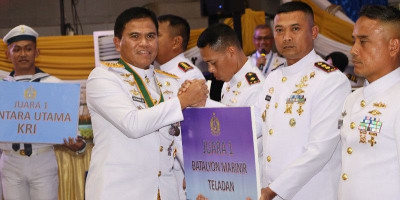 Kepala Staf Angkatan Laut Beri Penghargaan kepada Prajurit dan Jalasenastri Korps Marinir