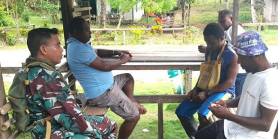 Wujudkan Keakraban, Babinsa Komunikasi Sosial dengan Masyarakat Kampung Makmakerbo