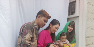 Penyanyi Velline Ayu Gelar Upacara Tedak Siten untuk Anak Angkatnya, Adiya Pramesvari