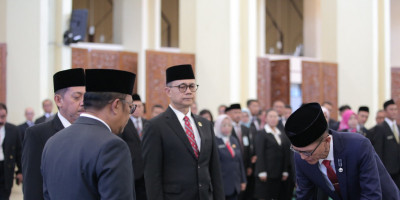 Sekjen DPD RI Lantik dan Ambil Sumpah Deputi Bidang Persidangan
