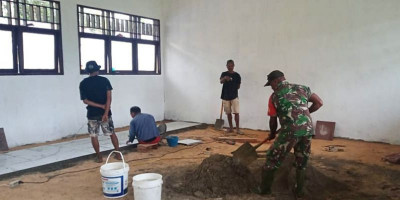 Babinsa Bergotong-Royong Bersama Warga Membangun SMPN 9 Ababiadi