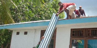 Babinsa Bantu Warga Pasang Atap Seng Rumah Ibadah Jemaat GKI Viadolorosa Mara