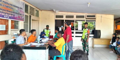 Personel Babinsa Biak Kota Dampingi Penyaluran Bantuan Uang Tunai PKH dari Dinsos