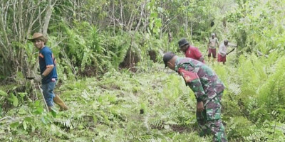 Semangat Gotong-Royong, Babinsa Bantu Masyarakat Bersihkan Lahan Kosong untuk Berkebun
