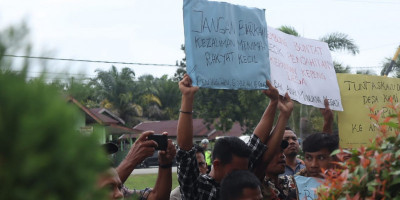 Masyarakat Desa Penjahitan Geruduk kantor Kejaksaan Aceh Singkil