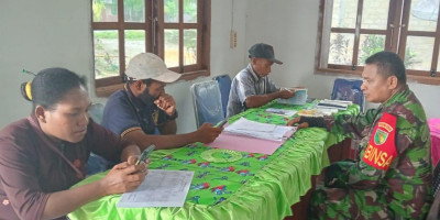 Bersama Perangkat Desa, Babinsa Koramil 1708-06/SU Melaksanakan Puldata Ter 
