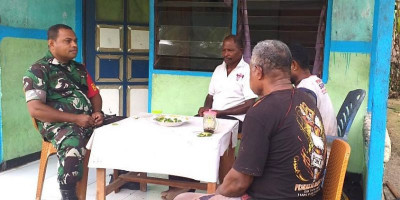 Babinsa Supiori Utara Berkomunikasi Sosial dengan Warga Kampung Koryakam