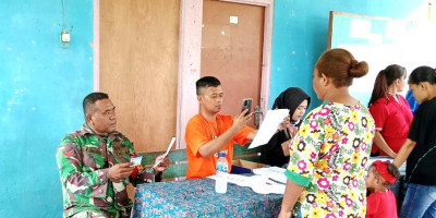 Babinsa Posramil 1708-01/Biak Timur Dampingi Dinsos Biak Numfor Salurkan Bansos BLT dan PKH