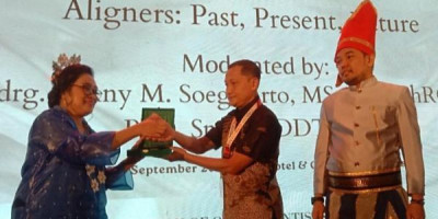 Dokter TNI AL Terima Penghargaan dalam Indonesia Association Othodontis Annual Meeting di Makassar