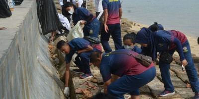 Dari Pantai Bemban Nongsa, Personel Bakamla RI Kumpulkan 100 Kilogram Sampah