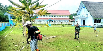 Babinsa Koramil 1708-06/Supiori Utara Bersama Warga Karya Bakti Bersihkan Lingkungan Gereja