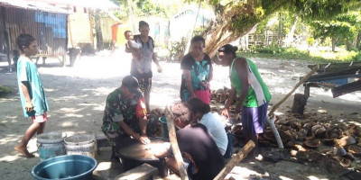 Babinsa Bantu Mama-Mama Memproses Pengolahan Minyak Kelapa