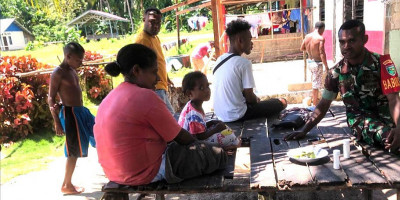 Wujudkan Keakraban, Babinsa Koramil 1708-05/Numfor Komsos dengan Warga Desa Kameri