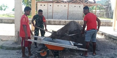 Kemanunggalan TNI-Rakyat, Babinsa Bantu Ayak Pasir untuk Pembangunan Rumah Warga
