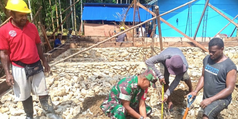 Peduli Pendidikan, Babinsa Buat Pondasi Bangunan SMPN 9 Odori 