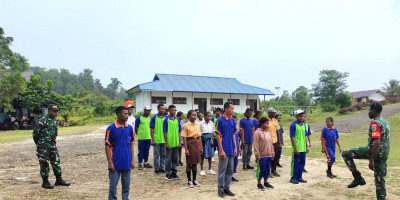 Tanamkan Disiplin, Personel Koramil Biak Barat Latih PBB kepada Siswa SMAN 1 Benggor