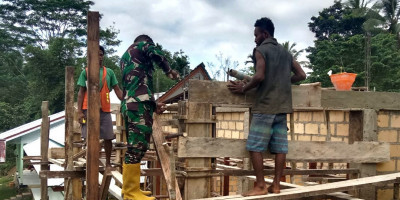 Bangun Ruang Kantor SDN Maryaidori, Babinsa dan Masyarakat Gotong-Royong 