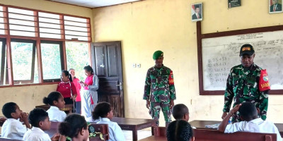 Perkuat Jiwa Nasionalisme, Babinsa Biak Barat Berikan Wasbang kepada Murid SD YPK 1 Yomdori