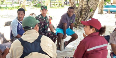 Melalui Komsos, Babinsa Wujudkan Keakraban Bersama Warga Kampung Sansundi 