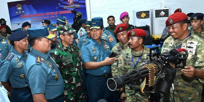 Pangkoarmada RI Tinjau Stand TNI Angkatan Laut Fair Bersama Panglima TNI