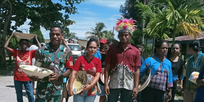 Acara Tradisi Adat Penyerahan Mas Kawin Warga Kampung Maryaidori Dihadiri Babinsa 