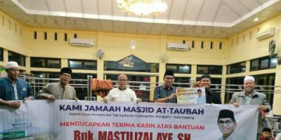 Mastilizal Aye Serahkan Dana Pokir Rp80 Juta untuk Masjid At Taubah Tabing Banda Gadang