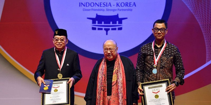 Anugerah Rekor MURI untuk Dubes RI di Seoul dan Dirut PLN