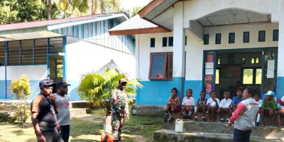 Babinsa Posramil Biak Timur Berkomsos Bersama Warga dan Murid SD