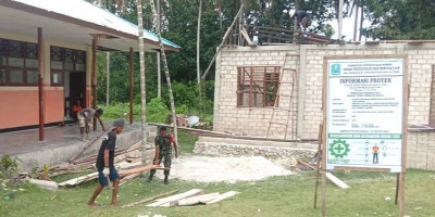 Babinsa Bantu Warga Bangun Ruang Laboratorium SMPN 2 Warsa