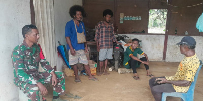 Babinsa Posramil Biak Timur Jalin Silaturahmi dengan Kepala Kampung Kajasbo