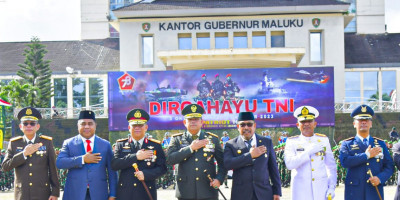 Danlantamal IX Bersama Pimpinan TNI di Maluku Gelar Upacara Parade dan Defile Pada HUT ke-78 TNI Tahun 2023