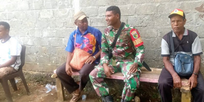 Babinsa Biak Barat Komunikasi Sosial Bersama Warga Kampung Marisen