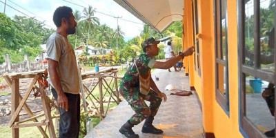 Babinsa Supiori Utara Bantu Warga Lakukan Pengecatan Gedung Gereja