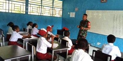 Babinsa Berikan Tanamkan Jiwa Bela Negara kepada Murid SDN Maryaidori