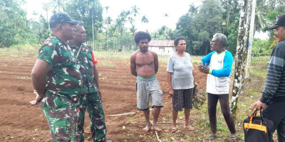 Beri Motivasi, Babinsa Komsos dengan Petani Sayur
