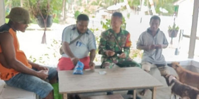Dengan Komsos, Babinsa Wujudkan Keakraban Bersama Warga Kampung Suambesi Sup