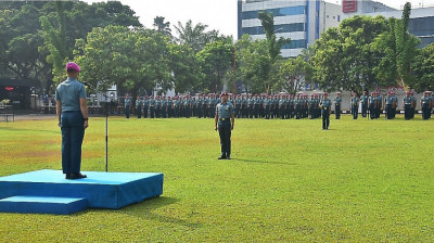Prajurit Mako Kormar Laksanakan Upacara Penaikan Bendera