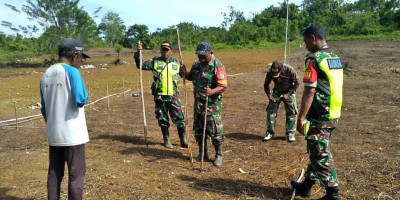 Dampingi Petani, Anggota Posramil 1708-01/Biak Timur Ikut Tanam Jagung