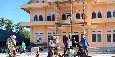 Babinsa dan Warga Gotong-Royong Bangun Gapura Gedung Gereja GKI Imanuel Kornasoren
