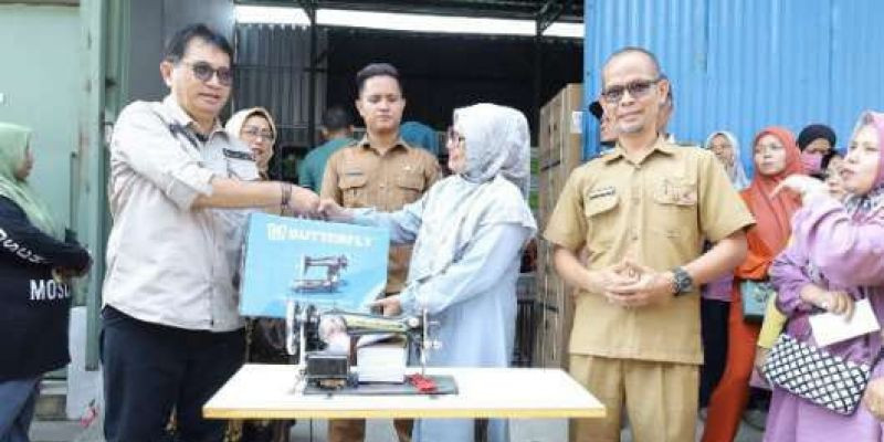 Ketua Komisi IV DPRD Kota Padang Mastilizal Aye Serahkan Bantuan UMKM bagi Masyarakat Dapil