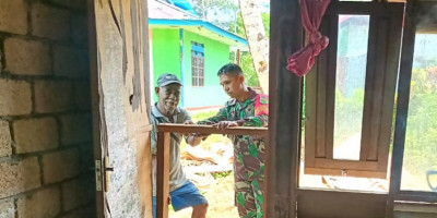 Selalu Ada Bersama Rakyat, Babinsa Bantu Renovasi Rumah Warga