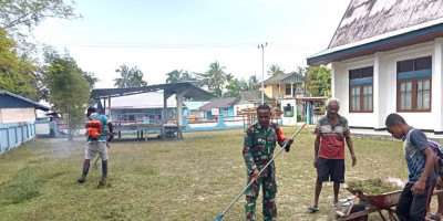 Koramil 1708-05/Numfor Bantu Warga Desa Bersihkan Halaman Gereja